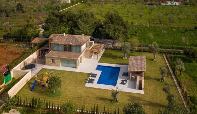 Special luxurious villa for families with 4 bedrooms, 3 bathrooms, pool and barbecue in Binissalem