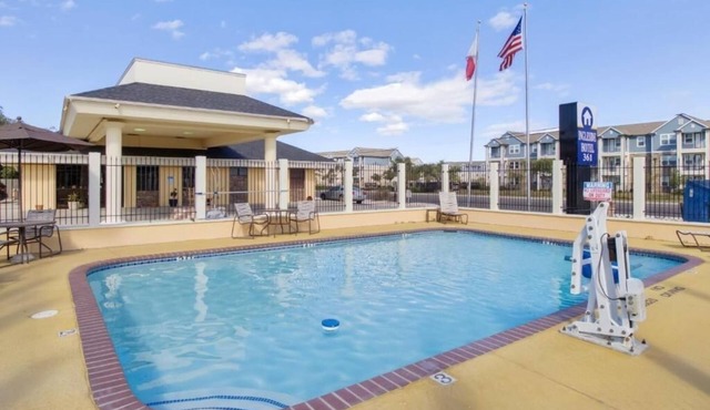 Stay Steps from Texas Aquarium + Outdoor Pool & Free Breakfast in Ingleside