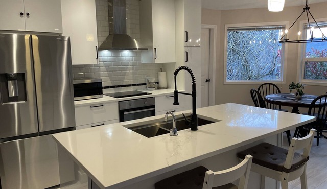 Stunning 11 acre estate - Luxury View Home - Pet Friendly * Swim Spa * in Cobble Hill