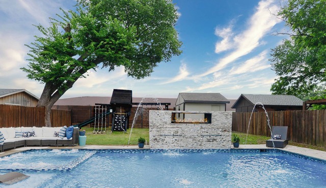 STUNNING 5br 4 ba with Pool, Spa, & Game Room, Near DFW & Love Field Airports in Irving