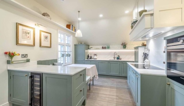 Stylish 2Bed/2Bath Flat In The Heart Of Windsor in Berkshire