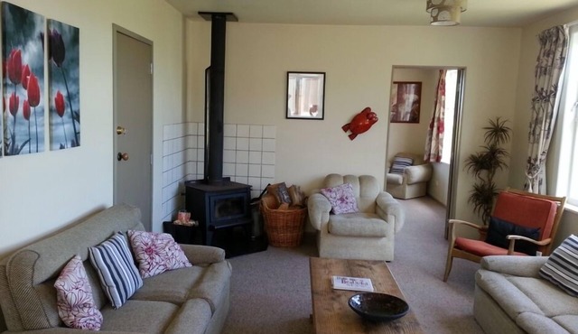 Te Honu House - 13B Millar Street, NP village *free wifi, sky TV & Spa pool in National Park