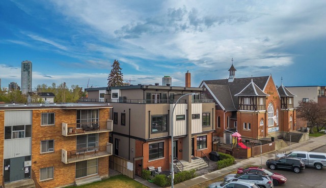 *The Big Spacious Getaway*| Sleeps 16+ Comfortably| 4 King Beds| Near Downtown| in Calgary