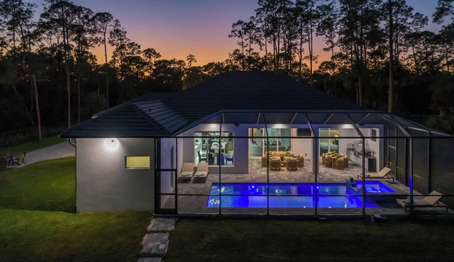 The Naples Luxe Retreat . Game Room Heated Pool in Naples