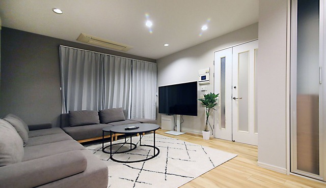 This luxury residence is located in Shin-Okubo, Shinjuku-ku. Accommodates up to 8 people. The home has a full set kitchen and spacious living room.