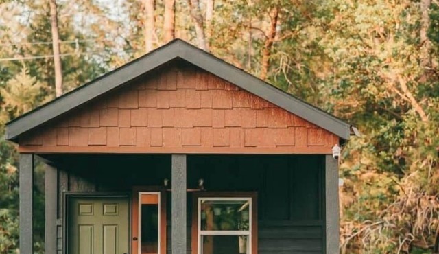 Tiny Cabin Retreat w/Hot Tub & Alpacas Rescue in Josephine County