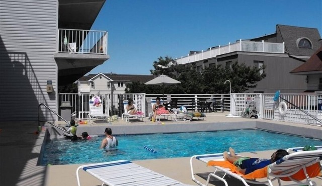 Top Floor - Elevator, 2 Bed,1 Bath, 1 Block to Beach, POOL! in Ocean City