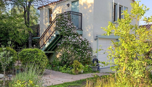 Tranquil 1-bd Guesthouse Apartment on Spanish Estate, sundeck w/mountain views in Pasadena