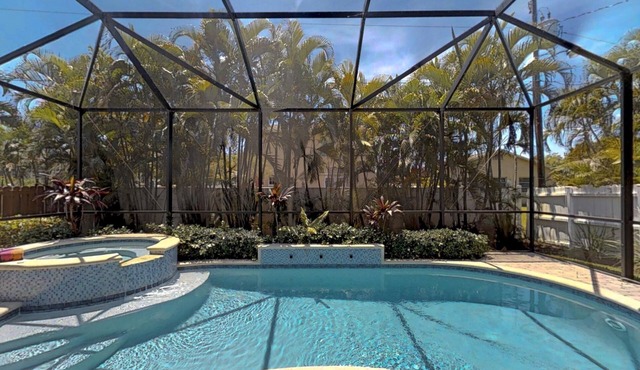 Two Master Bedrooms! Less than 1 Mile to the beach with heated pool and spa in Naples