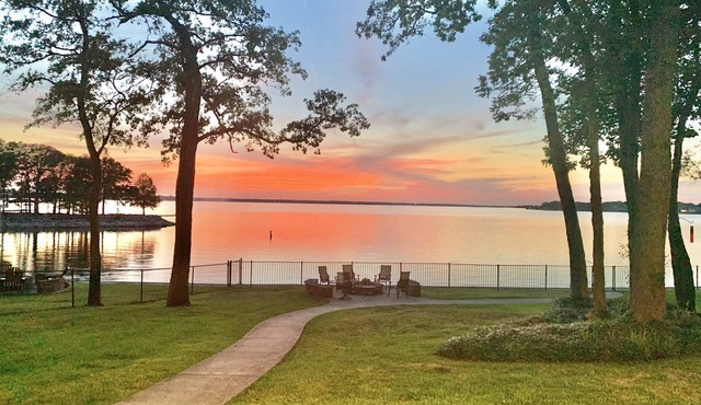 Very Best Sunset! Deep Water! 149ft waterfront-4BR/Sleeps 14, New Remodel in Mabank