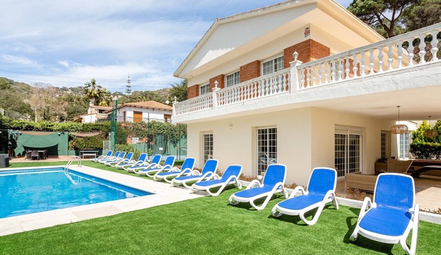 Villa "Ainara Luxury" with Mountain View, Private Pool & Wi-Fi in LLORETR DE MAR