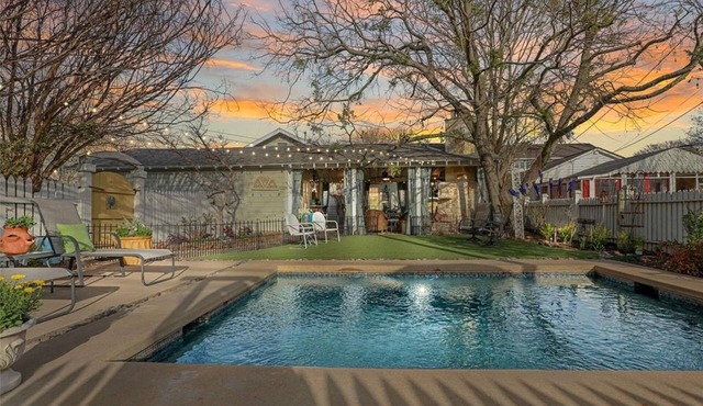 {Waddill Cottage} Historic Downtown McKinney charming Craftsman with pool in McKinney