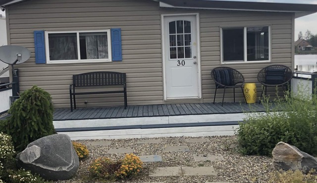 Water Front Cottage near Waterton (30 min) in Hill Spring