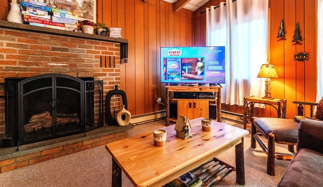 Waterfront/2fireplaces/Hottub/KingBed/Firepit/Smoker/Grill, Serenity in Pocono lake