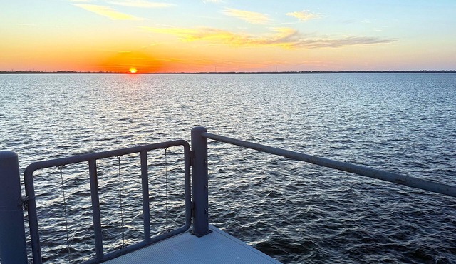 Waterfront 3-bedroom house on Cedar Creek Lake in Star Harbor, dock and porch in Malakoff