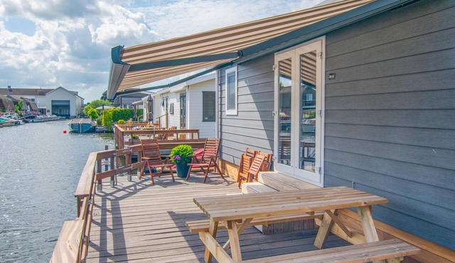 Waterfront chalet with swimming ladder in Breukelen