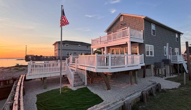 Waterfront Delaware Bay Escape in Downe