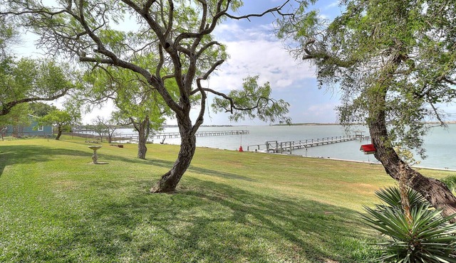 Waterfront! Private pier! Fantastic fishing! in Ingleside