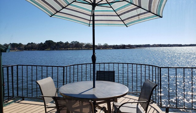 "Wickie's Wharf " Condo on lake Conroe in Willis