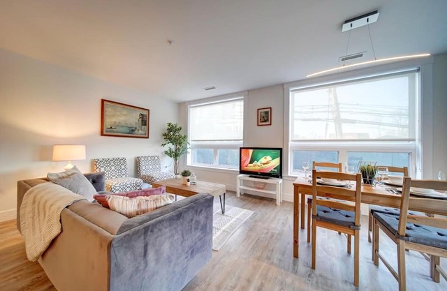 New Luxurious Modern 2BR Condo Sleeps 5 Coffee, AC, WIFI in Halifax