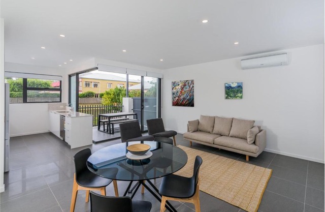 Executive Bulimba 