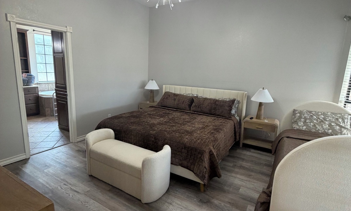 Abilene House | The Kappa House - 7 bedrooms/walk to ACU/sleeps 25/10 car parking lot