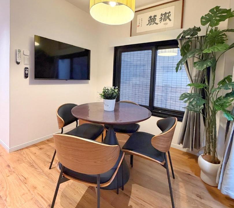 Iriya Apartment | ROKU GRKU2 Newly Renovated Japanese-Modern Duplex, 3 Bedrooms, 2 King Beds and 3 Single Beds, 2 Showers and 2 Toilets, 5 Min to Iriya, Sleeps 7hs