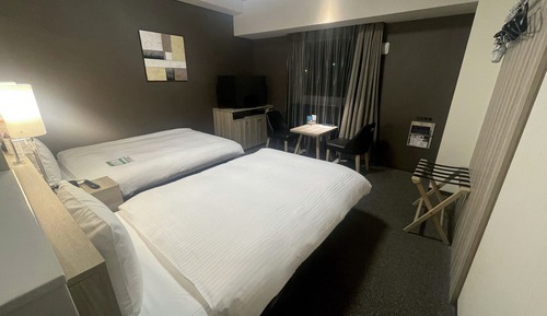 Twin Room, Smoking