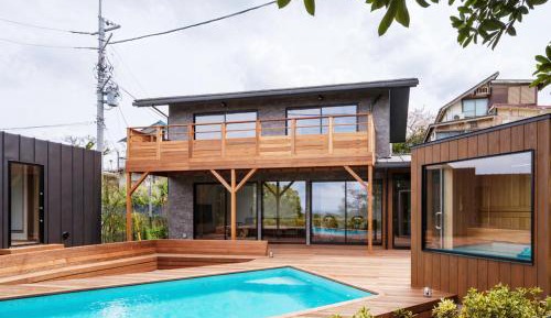 Four-Bedroom Apartment with Pool View