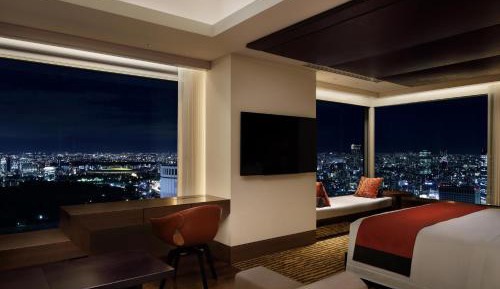 Grand Deluxe Corner King Room with Club Lounge Access