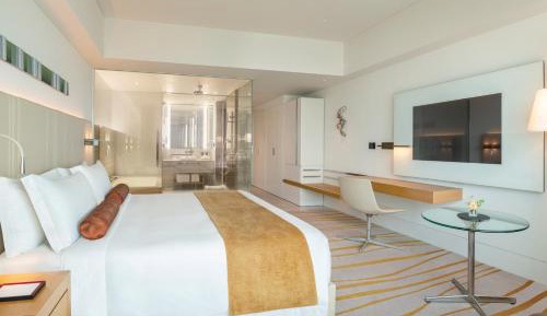 Club Deluxe King Room with Club Lounge Access