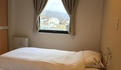 Standard Twin Room with Mountain View