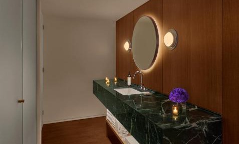 Deluxe King Room with City View