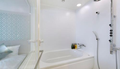 Large Twin Room with Lounge Access ＆ Complimentary Light Breakfast - Non-Smoking