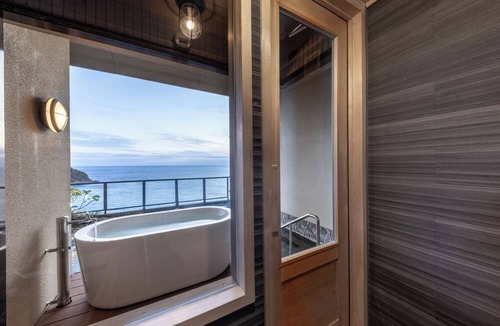 Higashiizu House | IZU RETREAT ATAGAWA SUIKO by Onko Chishin