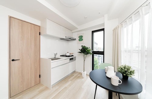Takadanobaba Apartment | Sunlit Canopy