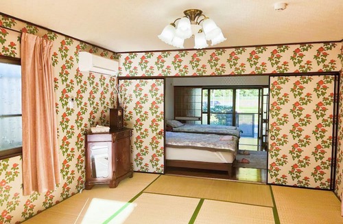 Kani House | 107 year old house, 100 year old townhouse. Convenience store, pharmacy, supermarket within 2 minutes walk. Groups of 20 people can stay. Natural hot spring within 5 minutes drive, seafood market, tourist attractions Inuyama Castle and Meiji Village nearb