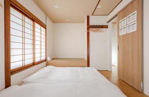 Honmachi Apartment | Comfortably sleeps up to 8 - Shinjuku 2 Stops - Direct to Shibuya - 2 Shower Rooms 広々8名まで宿泊可能 幡ヶ谷8分 新宿から2駅 渋谷直接バス有り シャワールーム2つ 広々快適ステイ