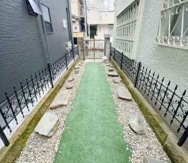 Honmachi Apartment | Comfortably sleeps up to 8 - Shinjuku 2 Stops - Direct to Shibuya - 2 Shower Rooms 広々8名まで宿泊可能 幡ヶ谷8分 新宿から2駅 渋谷直接バス有り シャワールーム2つ 広々快適ステイ