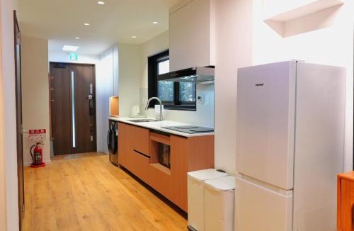 Iriya Apartment | ROKU GRKU Newly Renovated in 2026, Designer Bunk Room, 5 Min to Iriya, King Lower Bunk and Single Upper Bunk, Easy Access to Ueno and Asakusa, Sleeps 3