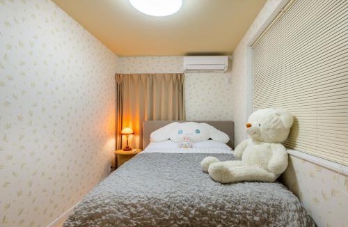 Kameari House | 4 Bedrooms Vacation house for 8, Limousine bus to Haneda Airport, Direct bus to Disney, Free Parking available, 5-minute walk to the station , 2 toilets, 70inch TV