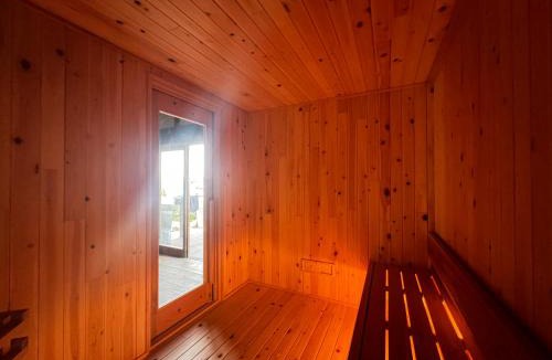 Yashima-higashi Machi Apartment | 瀬戸内海を望む庭付き古民家サウナ宿 一棟貸切