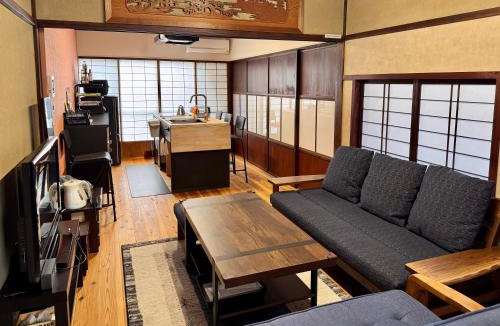 Higashiyama House | Kanazawa Machiya 東風 Tong Poo