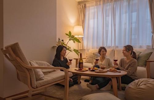 Chinatown Apartment | SHIKA HOME Yokohama Chinatown King Bed Projector PS4 Kitchen Washer