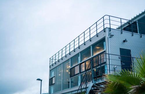 Yokosuka House | Yokosuka Sky Grey -横須賀のビーチフロントベース-