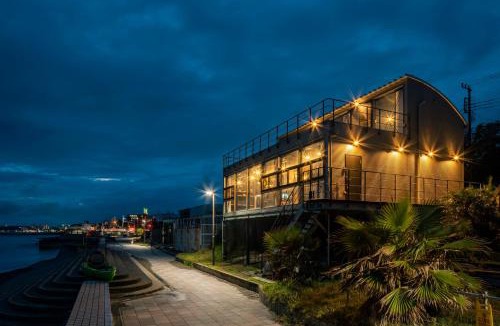 Yokosuka House | Yokosuka Sky Grey -横須賀のビーチフロントベース-