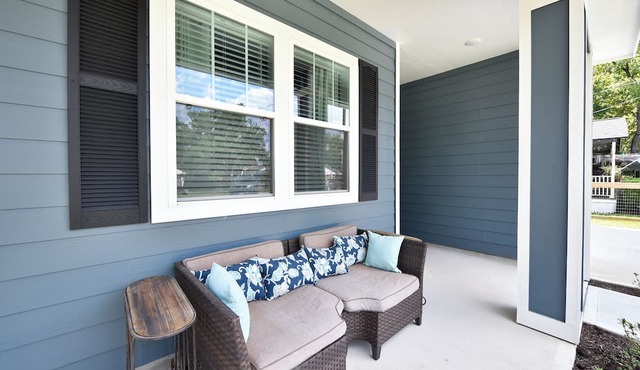 Downtown Tomball-Built in 2025, King Bed, Sleeps 6 in Tomball