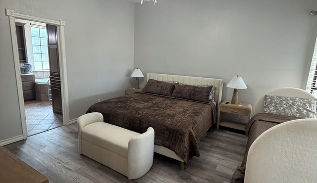 The Kappa House - 7 bedrooms/walk to ACU/sleeps 25/10 car parking lot in Abilene