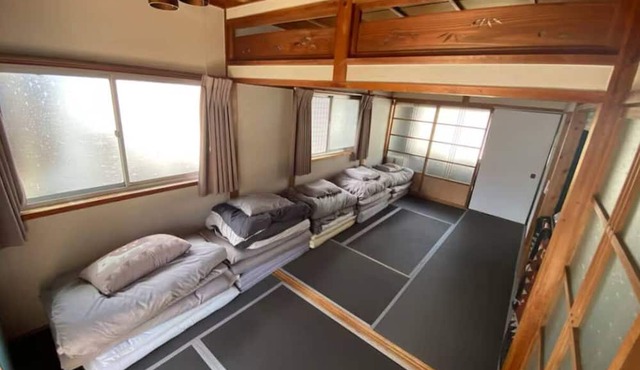 Only one apartment is available for rent per day. Located on the second floor of a fashionable café, it is a quiet place to live and relax. Excellent access to Osaka and Kyoto