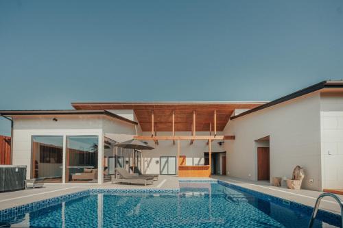 8月新築OPEN,ビーチ徒歩2分,都心から60分の楽園,温水プール,巨大モニター,-THE Ocean's Villa 九十九里-